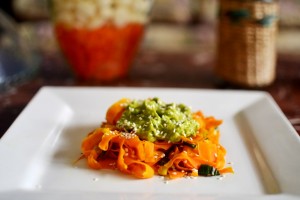 Fettuccine Zanahoria con Pesto Palta