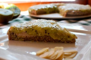 Tarta de Castañas de Caju con salsa de Kiwi y Plátano