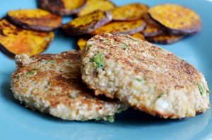 Hamburguesas de Salmón con Chips de Camote