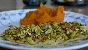 Salmón en Costra de Pistachos y Puré de Camote